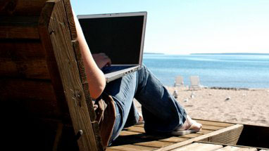 laptop-at-the-beach
